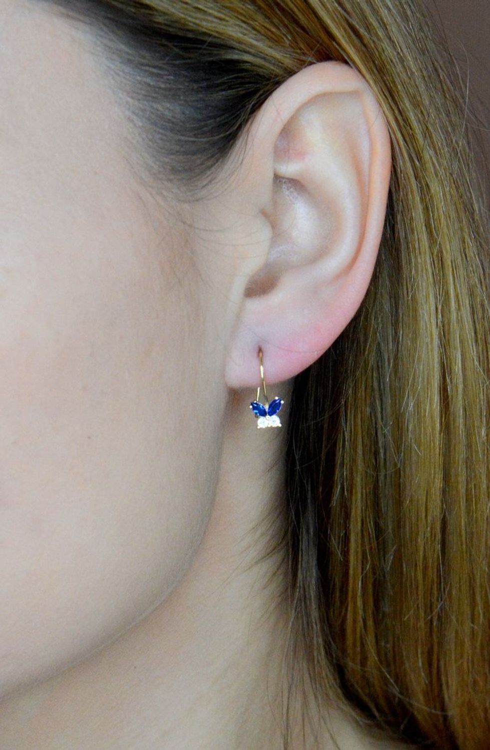 Złote kolczyki 375 motylki z niebieską cyrkonią KL 6773C 375. Złote kolczyki wykonane z najwyższej jakości żółtego złota, próba 375, waga około 0,68 gram. Kolczyki w minimalistycznym stylu, wpisujące się w obecne trendy modowe. Ideal.jpg